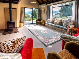 Relaxed Kiwi Bach Over Akaroa Harbour - Port Watch - 8