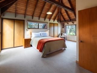 Relaxed Kiwi Bach Over Akaroa Harbour - Port Watch - 1