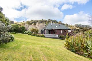 Relaxed Kiwi Bach Over Akaroa Harbour - Port Watch - 0