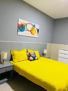 Large 1 bedroom Apt with sofa bed 6 min walk from the beach - 0