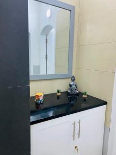 Large 1 bedroom Apt with sofa bed 6 min walk from the beach - 6
