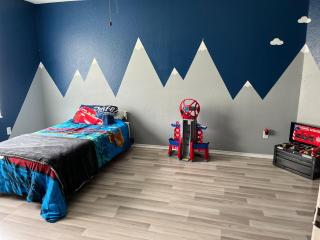 Fall Getaway- spacious, pet friendly & event ready - 3