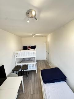 Family room in Zone 2 - 1