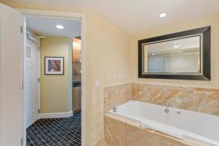 Stylish Renovated Studio at Trump Tower - 7