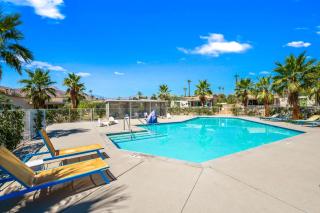 1 mi from Tennis Garden - Corn hole - Pool Access - 5
