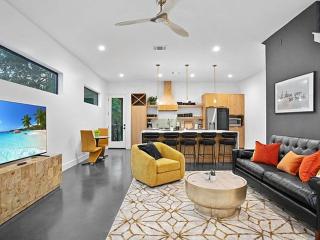 South Lamar Luxe Creekside Retreat with POOL - 9
