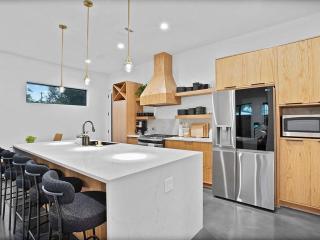 South Lamar Luxe Creekside Retreat with POOL - 8