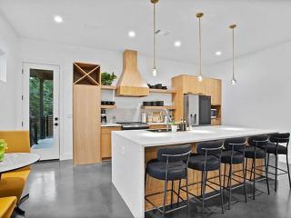 South Lamar Luxe Creekside Retreat with POOL - 7