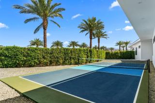 Sleeps 14 Desert Paradise w Pool Hot Tub Pickleball Near La Quinta Bravo Villa 5 by AvantStay - 2