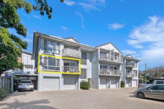 Spacious 3-Bed Coorparoo Apartment - 1