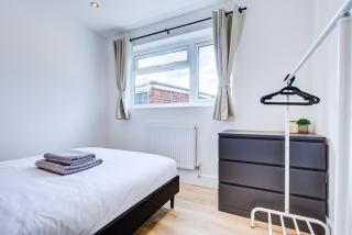 Superb 4 Bed House with Driveway and Garden - 9