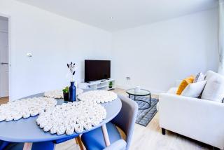 Superb 4 Bed House with Driveway and Garden - 8