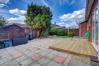 Superb 4 Bed House with Driveway and Garden - 7