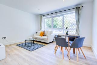 Superb 4 Bed House with Driveway and Garden - 5