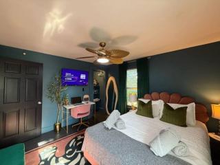 Chic Hudson Escape Pet Friendly Hot Tub - 8