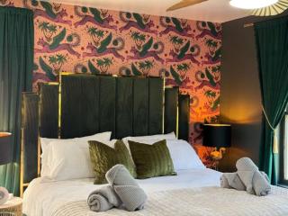 Chic Hudson Escape Pet Friendly Hot Tub - 1