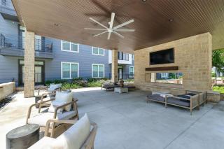 001 Chic 2B Condo, Resort Style Pool & Gym Near Stockyard, 7M to Dickies Stadium, 15M to AT&T stadium - 9