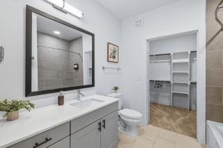 001 Chic 2B Condo, Resort Style Pool & Gym Near Stockyard, 7M to Dickies Stadium, 15M to AT&T stadium - 5