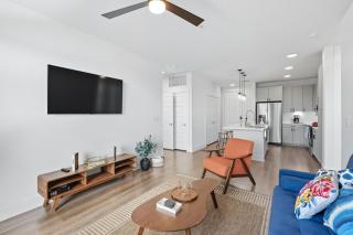 001 Chic 2B Condo, Resort Style Pool & Gym Near Stockyard, 7M to Dickies Stadium, 15M to AT&T stadium - 1