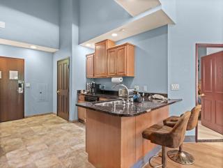 Indoor Water Park - Game Rm - Mins to Downtown - Jacuzzi - 1