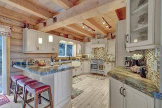 Hawk's Landing - pet friendly hot tub luxurious - 3