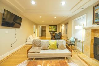 Luxury Glenview Retreat with Stunning Amenities - 5