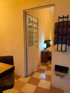 Departamento ampliio y centrico 2 habitaciones con balcon - 5