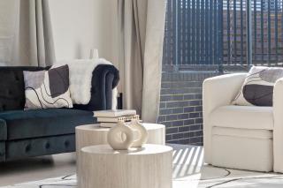 Exquisite 4BR 4BA Designer Home with Parking & Sky TV - 4