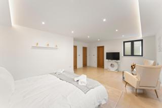 Exquisite 4BR 4BA Designer Home with Parking & Sky TV - 2