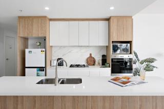 Bright & Airy 2BR - Steps to Station & Westfield - 3