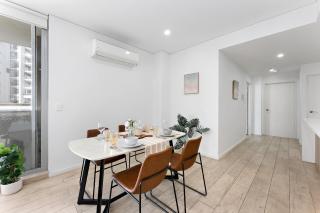 Bright & Airy 2BR - Steps to Station & Westfield - 5