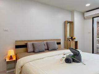 Cozy 1BR 50sqm King Bed BTS Central Nightlife - 4