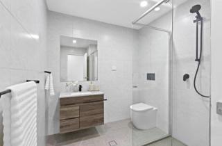 Cozy Stay Near CBD Free Wi-Fi, Netflix & Parking - 5