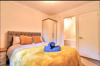 Stylish 1 Bedroom Apartment with Free Parking and Links to London & Essex - 2