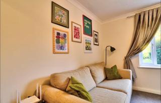 Stylish 1 Bedroom Apartment with Free Parking and Links to London & Essex - 5