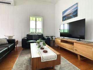 Classic City Queenslander - Walk to Esplanade - 8