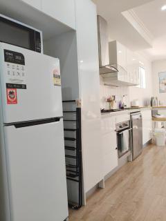 Modern one-bedroom APT Queen bed and a single air bed - 1