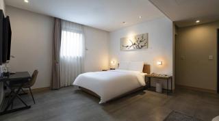 Hotel Circle Yonghyeon - 1