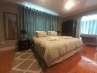 Fly Me To The Moon Guesthouse - 3