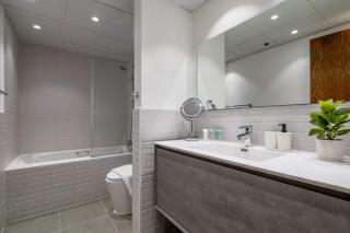 Stylish Living at 8 Boulevard Walk, Downtown - 4