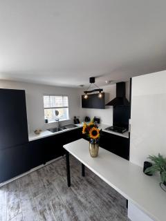 3BR Detached Home, Driveway & Large Rear Garden - 7