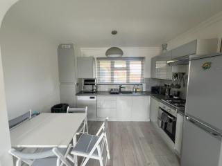 Modern 1 Bed Flat Moments from Chiswick High Road - 9