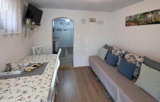 1 Bedroom Cozy Apartment In Karlobag - 9