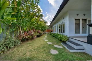 Spacious Villa with Pool & Garden - Central Location - 8