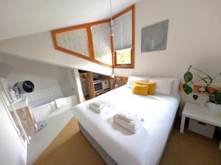 Unique & Rural Child Friendly Annexe with Large Gardens, Games & Tennis Court - Chichester Holiday Properties - 4