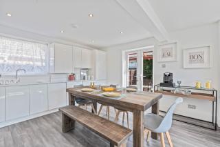 Ideal for Groups Nottingham Bungalow, sleeps 6 - 6