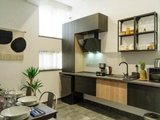 Central 19 Apartment - Private Terrace & Parking - 8