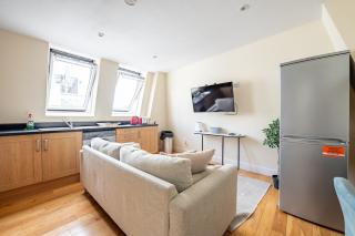 Spacious 3 Bed Apartment in London CRC - 9