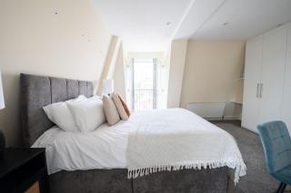 Spacious 3 Bed Apartment in London CRC - 8