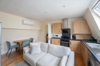 Spacious 3 Bed Apartment in London CRC - 6